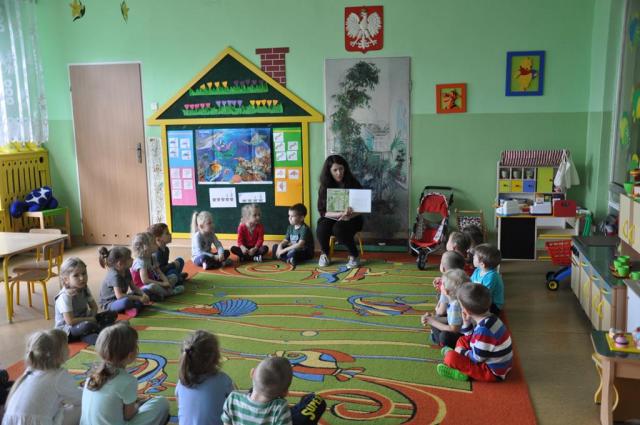 Czytanie bajek gr. Żółwiki